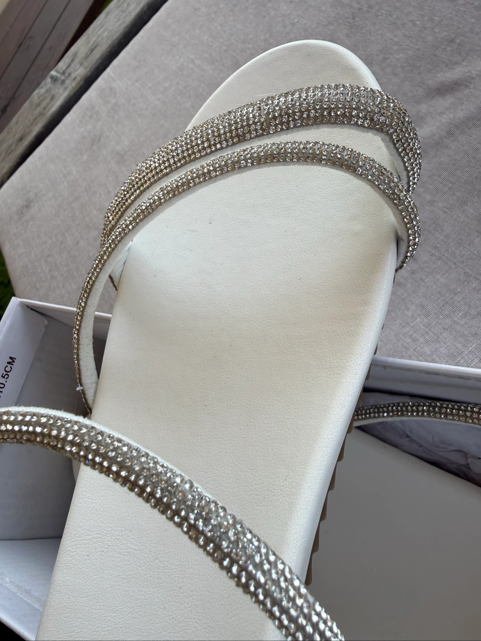 White flat sandals with rhinestone straps Lora Ferres – photo 5